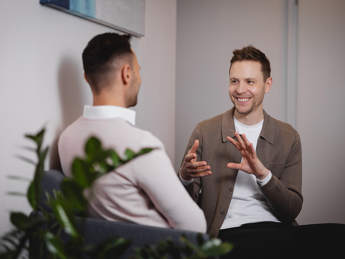 Steuerberater Michael Fürgut und Sebastian Fischer im Austausch zur steuerlichen Beratung von E-Commerce- und Onlinehandelsunternehmen